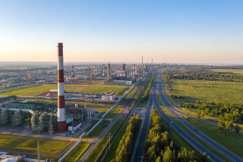 Drones ucranianos golpean la mayor refinería de Moscú y agravan la crisis de combustible en Rusia imagen del post
