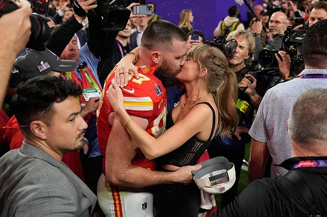Taylor Swift y Travis Kelce se casaron en el Madison Square Garden con Adam Sandler de oficiante imagen del post