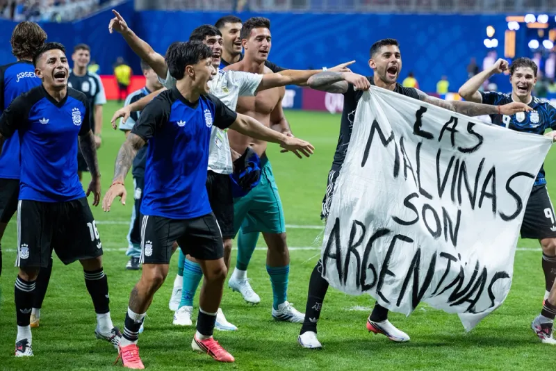 Reino Unido pide investigar a Argentina por la pancarta de Malvinas: qué puede hacer la FIFA imagen del post