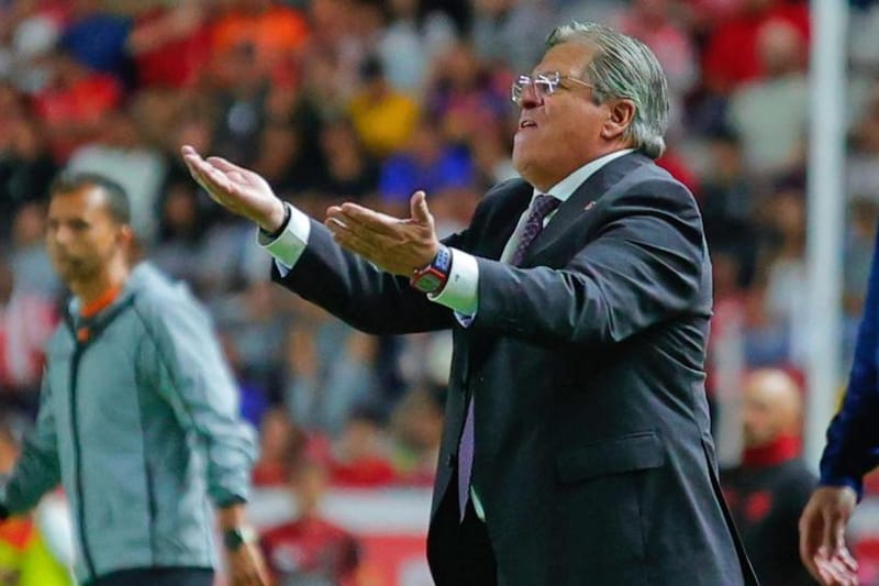Miguel Herrera reclama al VAR con el reglamento que le explicaron tres días antes imagen del post