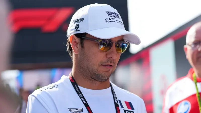 Checo Pérez llegó al GP de Gran Bretaña con la playera de México y retó a Inglaterra imagen del post
