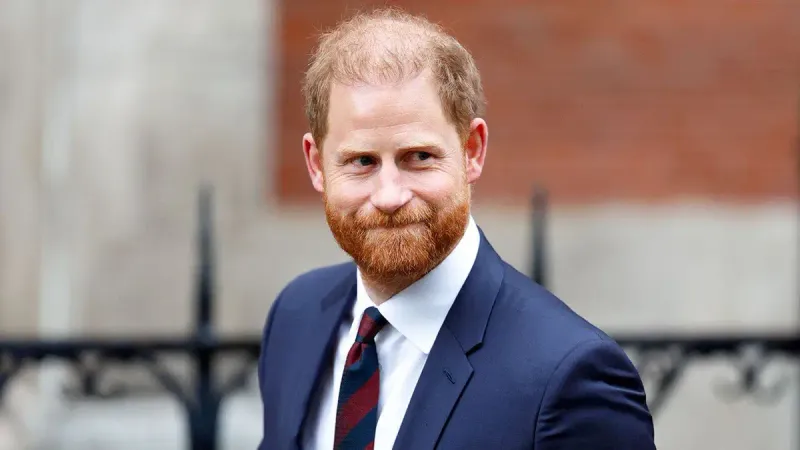 El príncipe Harry viaja solo al Reino Unido y se queda sin alojamiento en Buckingham imagen del post