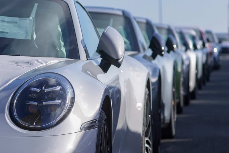 El comercio entre la UE y EE. UU. alcanzó un récord de 875,000 millones de euros en 2025, pero caen las exportaciones de autos.