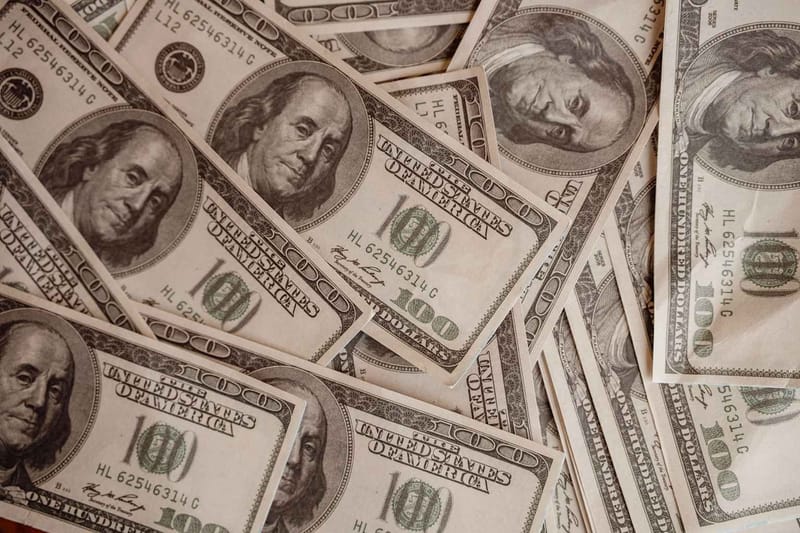 El dólar estadounidense se estabiliza mientras las tensiones con Irán compensan los datos de inflación moderada