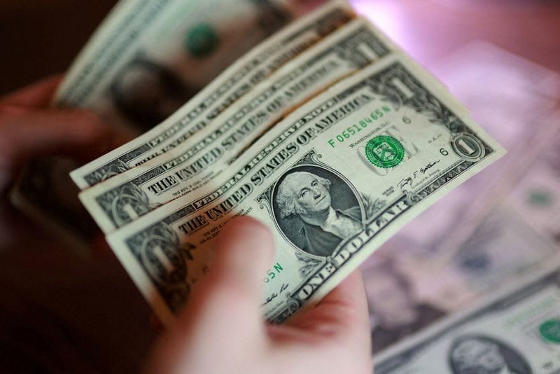 El dólar cerca de mínimos de un mes mientras los ataques de EE. UU. e Irán agitan los mercados.