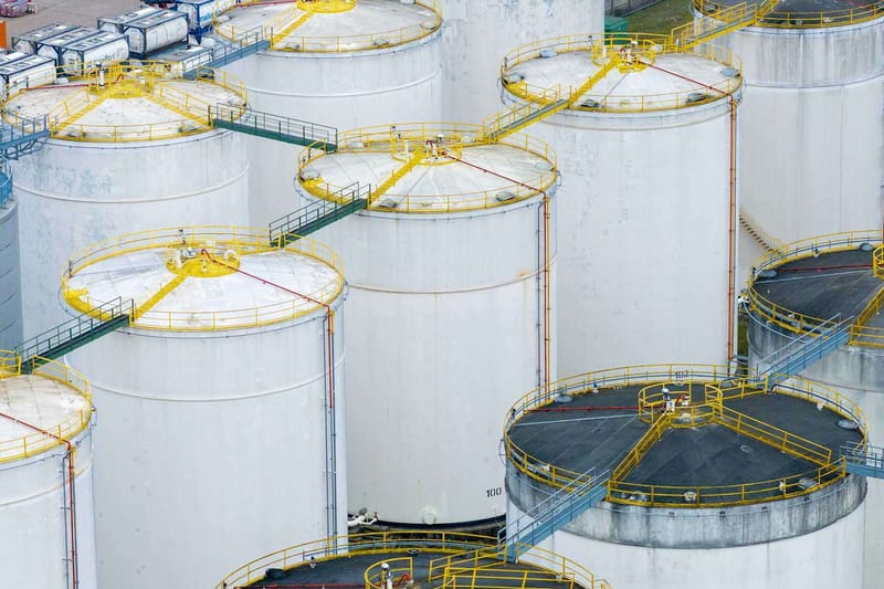 Precios del petróleo se mantienen cerca de los 70 dólares pese a pronósticos apocalípticos de 200 dólares por la guerra en Irán