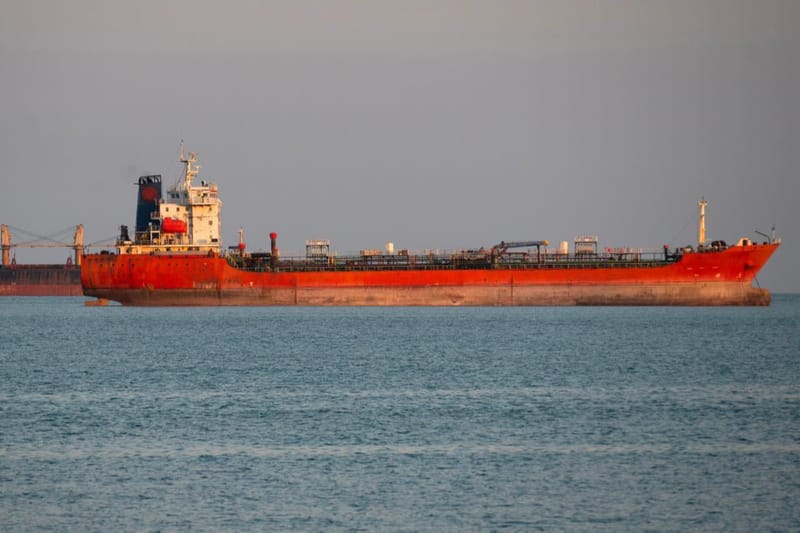 El precio del oro cae tras el ataque de misiles iraníes a un petrolero en el estrecho de Ormuz que impulsó al dólar