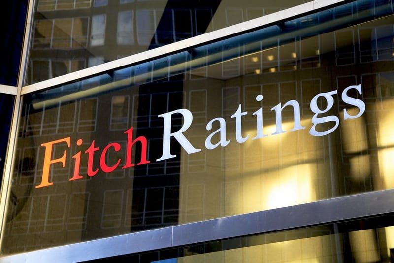 Fitch señala la pérdida de empleos por IA como un riesgo crediticio global emergente.