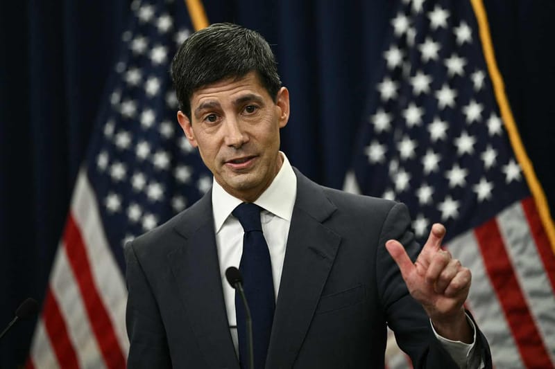 Kevin Warsh, presidente de la Fed, promete mantener firme la meta de inflación del 2% mientras el yen cae a mínimos de 40 años