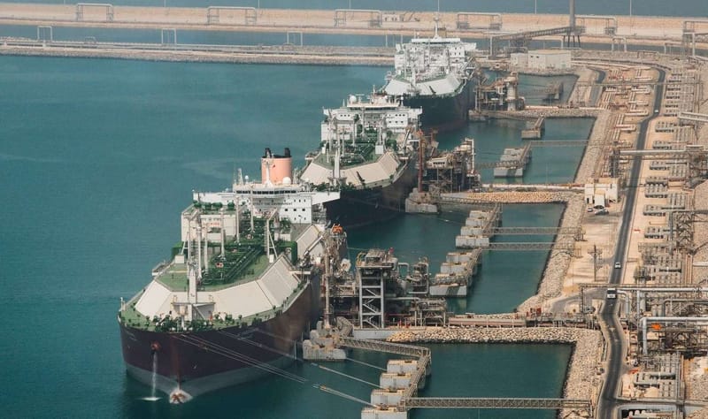 La guerra en Medio Oriente retrasa la sobreoferta global de gas natural licuado hasta 2028, según BNEF