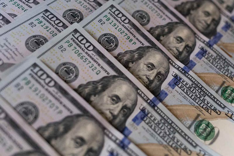 El dólar se encamina a una caída semanal ante la moderación de la inflación y las menores expectativas de alzas de tasas