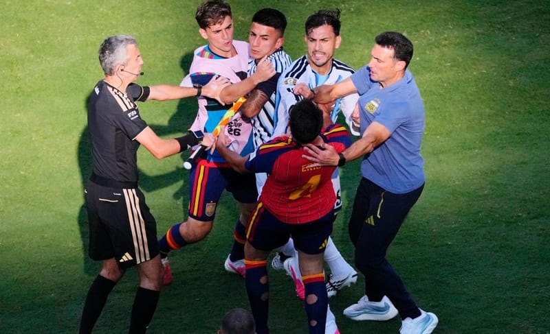 Así fue la pelea entre Leandro Paredes y Gavi en la Final del Mundial 26 imagen del post