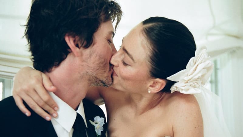 Logan Lerman y Ana Corrigan comparten las primeras fotos de su boda en el jardín de casa imagen del post