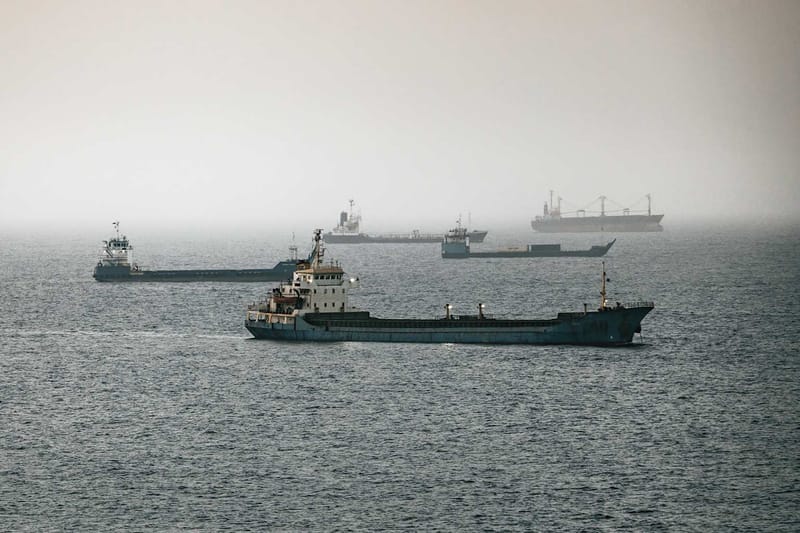 Petroleros iraníes navegan a toda velocidad en el estrecho de Ormuz ante la parálisis del tráfico comercial