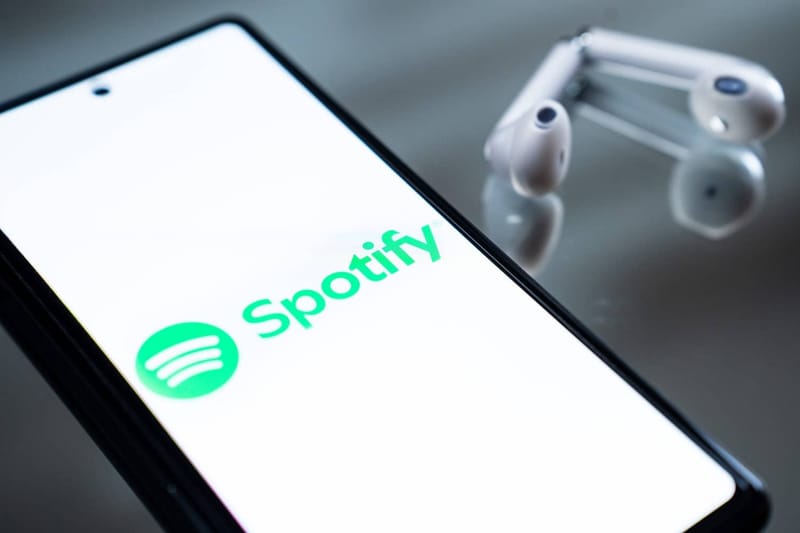 Spotify elimina 75 millones de canciones falsas y spam generado por inteligencia artificial.