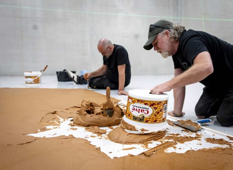 Museo neerlandés cubre el suelo con mantequilla de maní en homenaje a un artista fallecido