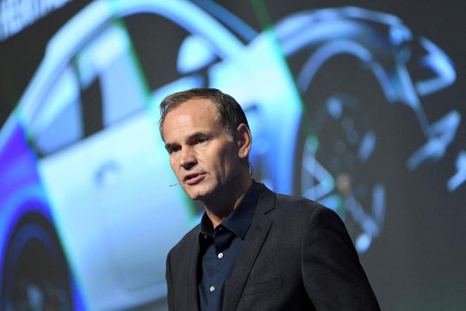 El CEO de VW, Oliver Blume, enfrenta una votación clave del consejo sobre el recorte de 100,000 empleos