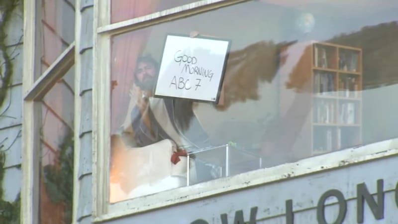La última casa: Netflix puso a un hombre a vivir dentro de una valla en Sunset Boulevard imagen del post