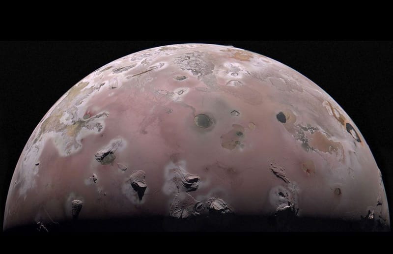 Juno mide por primera vez el subsuelo de Ío: más de 20 °C en pocos metros imagen del post