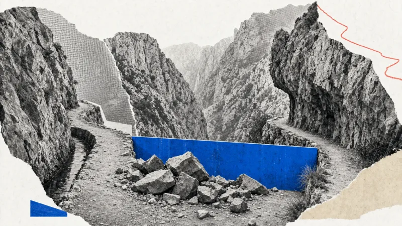 Collage editorial en blanco y negro de una garganta caliza con un sendero estrecho y un canal, bloqueado por un panel azul y piedras caídas.