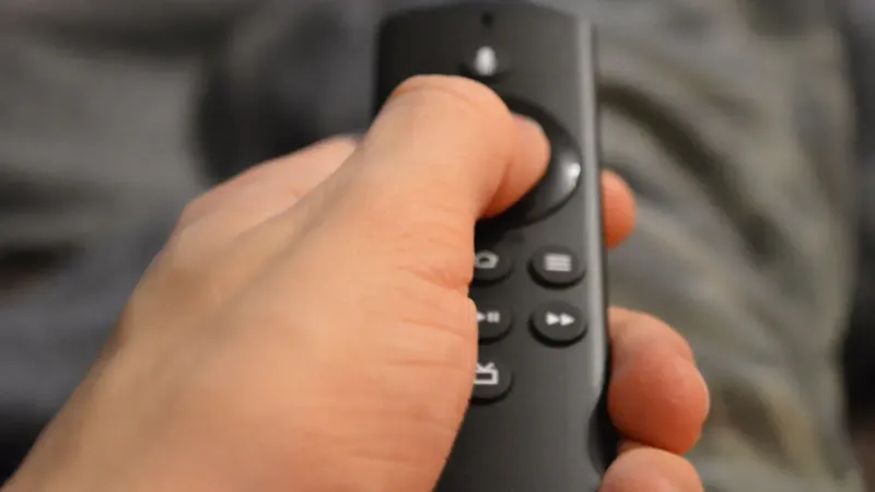 Close-up de la mano de una persona sosteniendo un control remoto de TV en Berlín, Alemania.