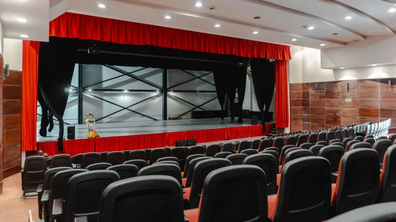 Empty theater with red curtains, ready for performance in Lerma de Villada.