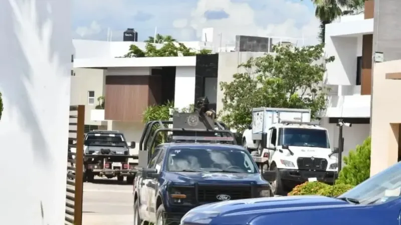 Aseguran armas y cuatro vehículos en residencial donde tiene una vivienda Rocha Moya imagen del post