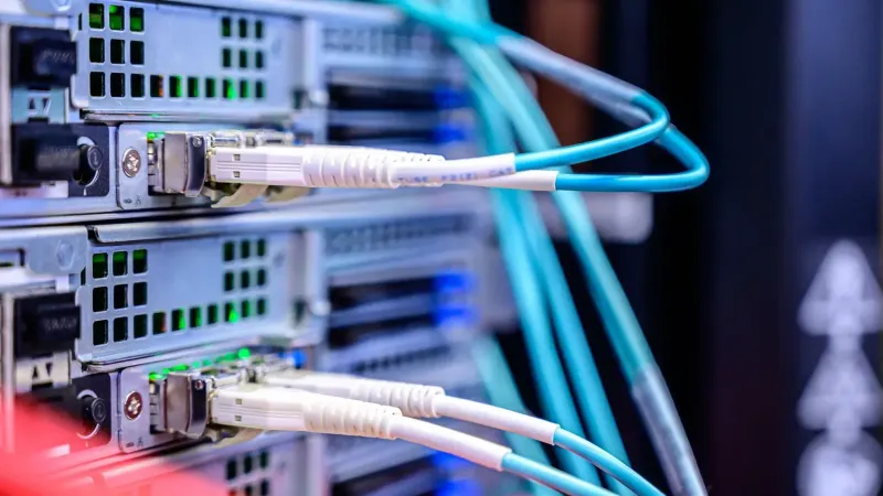 Toma detallada de cables Ethernet conectados a puertos de servidor resaltando infraestructura tecnológica.