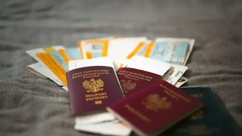 Close-up de pasaportes polacos y billetes de viaje que simbolizan viajes y aventuras.