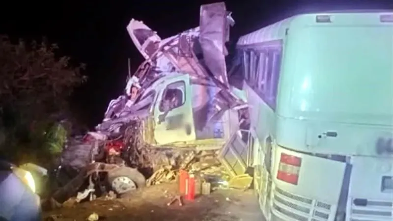 Choque entre autobús y tráiler deja 4 muertos y 20 lesionados en Nayarit: Venían del evento de Sheinbaum imagen del post