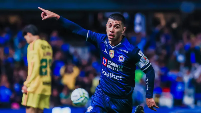 Cruz Azul vence 4-3 al América en partidazo que le quita el liderato a las Águilas en la Liga MX imagen del post