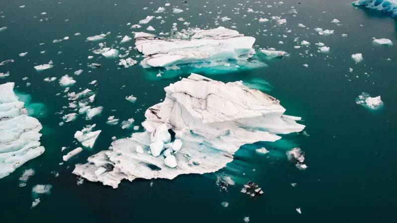 Stunning aerial photo of icebergs floating in the glacial waters of Iceland's Þingeyjarsveit.