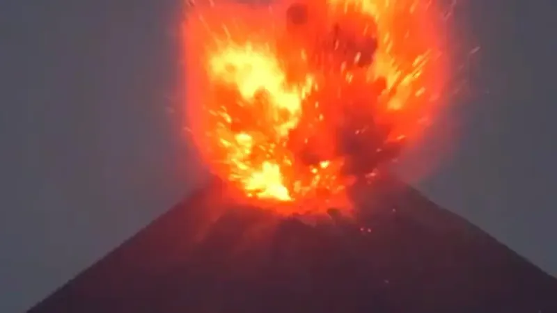 Erupción del Anak Krakatau en Indonesia: Suspenden vuelos, clases y pesca imagen del post