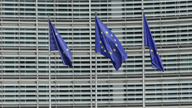 Tres banderas de la Unión Europea ondeando fuera del edificio Berlaymont en Bruselas, Bélgica.