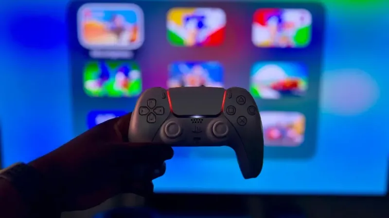 Close-up de un controlador de juegos contra una pantalla vibrante en Londres, Inglaterra.