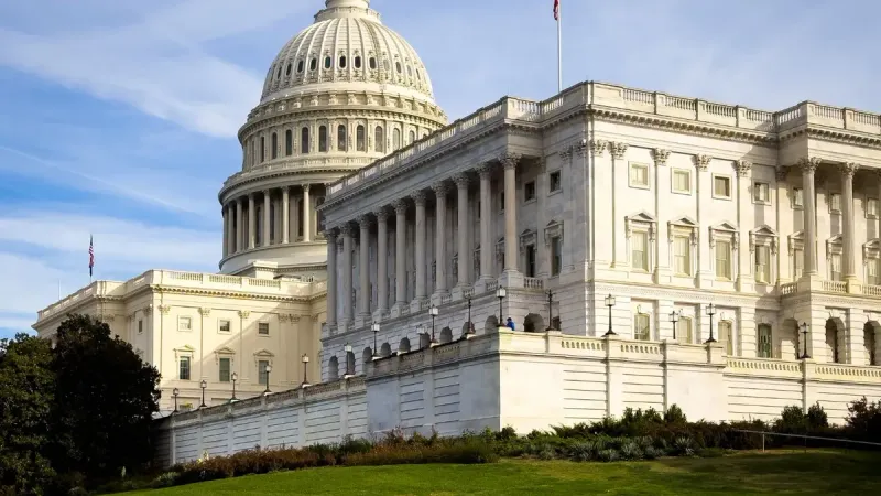 Una vista pintoresca del edificio del Capitolio de Estados Unidos en Washington, DC, bajo un cielo despejado.
