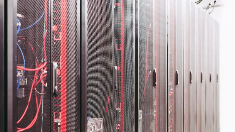 Sistema con varios cables que gestionan el acceso al recurso centralizado de servidor en el centro de datos