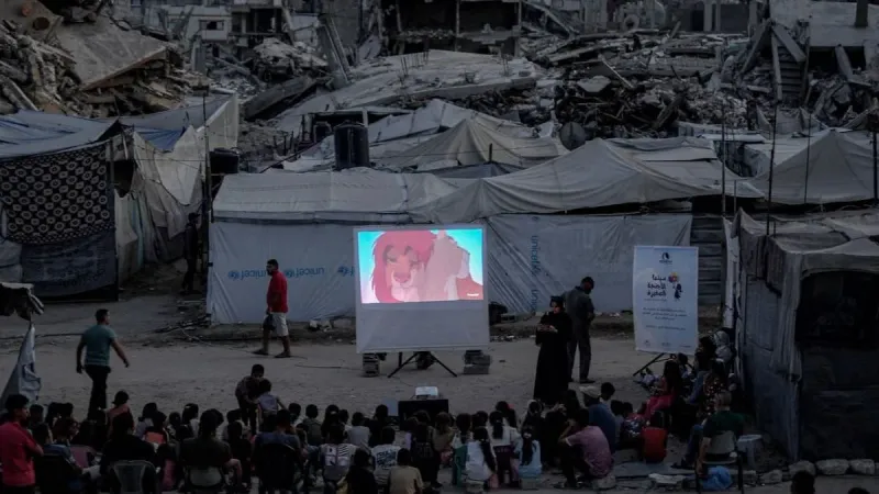 Niños en Gaza entre escombros y campamentos miran películas animadas gracias a Little Wings Cinema imagen del post