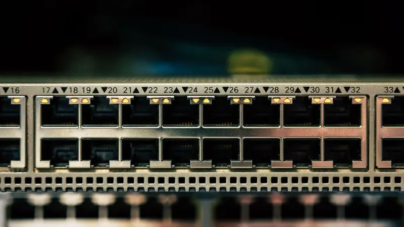 Vista detallada de un conmutador de red con múltiples puertos Ethernet e indicadores LED.