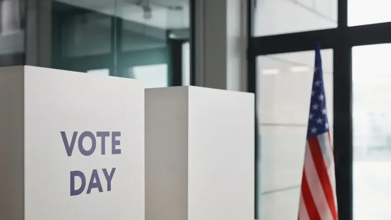 Configuración de la cabina de votación con bandera americana, que simboliza el día de las elecciones.