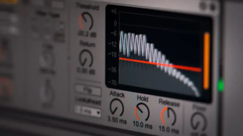 Primer plano de la interfaz de software de edición de audio con forma de onda y controles.