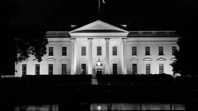 La icónica Casa Blanca iluminada por la noche, Washington, D.C., EE.UU.