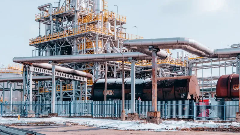 Instalación de refinería de petróleo con vagones de petroleros en Trzebinia, voivodato menor de Polonia bajo un cielo despejado.