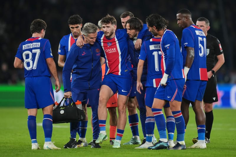 Khvicha Kvaratskhelia fuera el resto de la temporada: Sufrió rotura del ligamento cruzado contra Barcelona imagen del post