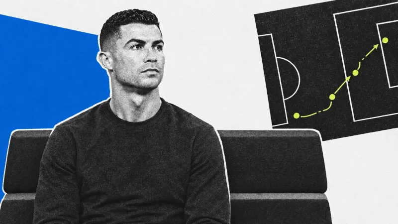 Retrato en semitonos de Cristiano Ronaldo sentado en una banca, junto a un diagrama de cancha con flechas y puntos amarillo lima.