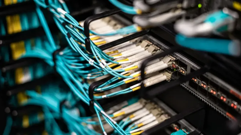 Numerosos cables y cables montados en el panel de conexión del servidor en el moderno centro de datos