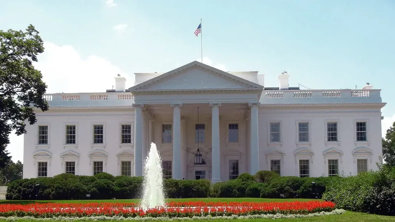 La fachada norte de la Casa Blanca, completada en 1824, ubicada en 1600 Pennsylvania Avenue NW en Washington, D.C.