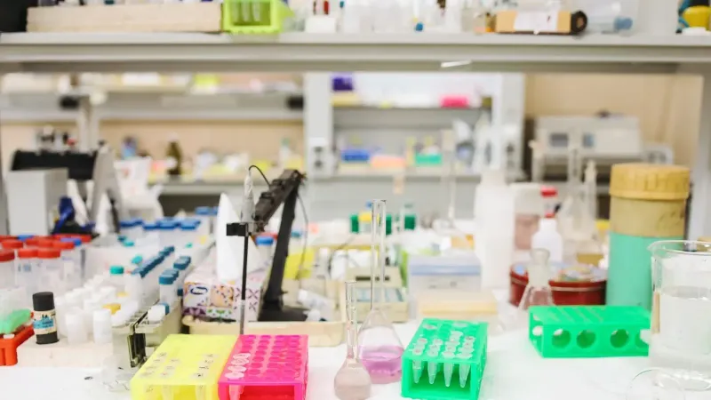 Laboratorio científico brillante y organizado con diversos equipos y tubos de ensayo.