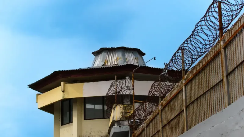 Una torre de vigilancia de la prisión con alambre de púas contra un cielo azul claro en Bali, Indonesia.