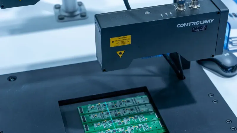 Primer plano de una máquina de inspección de PCB en acción, destacando la tecnología.